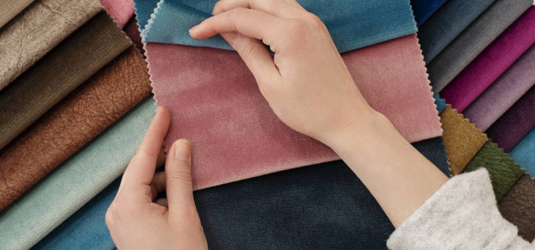 Jak dobrać kolor łóżka do sypialni? Sprawdź, co naprawdę pasuje do Twojego wnętrza