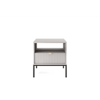 Stolik nocny LUMI 1S – 54 cm, szary, ryflowany front, czarne nóżki