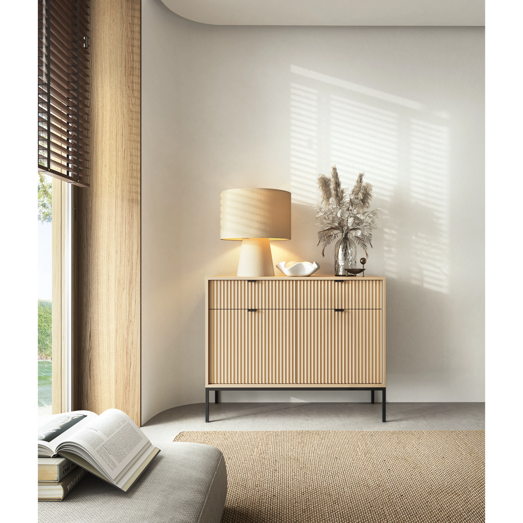 Komoda LUMI 2D2S – 104 cm, dąb Vicenza, ryflowane fronty, czarne nóżki