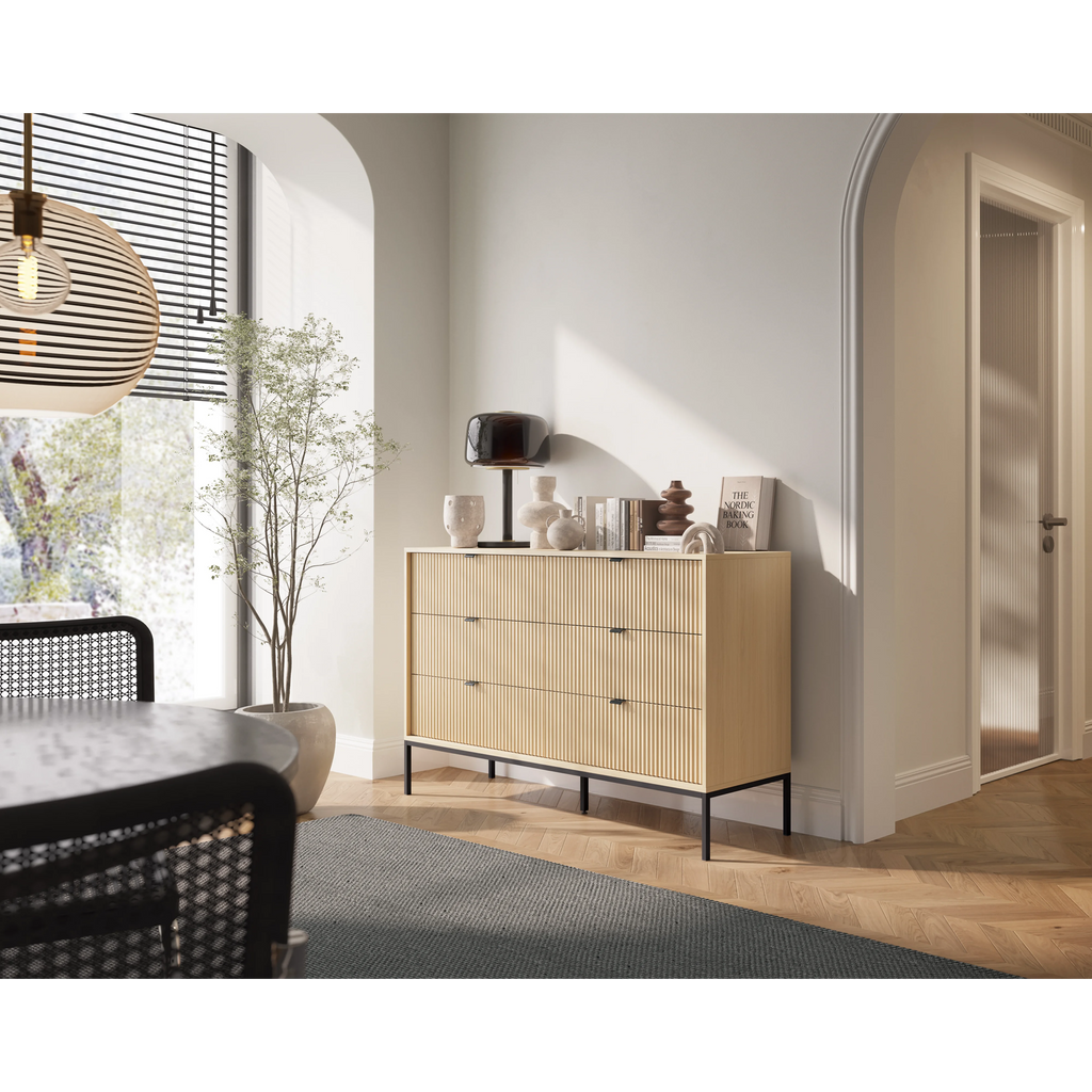 Komoda LUMI 6S – 154 cm, dąb Vicenza, ryflowane fronty, czarne nóżki