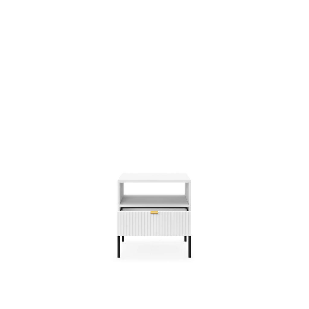 Stolik nocny LUMI 1S – 54 cm, biały, ryflowany front, czarne nóżki