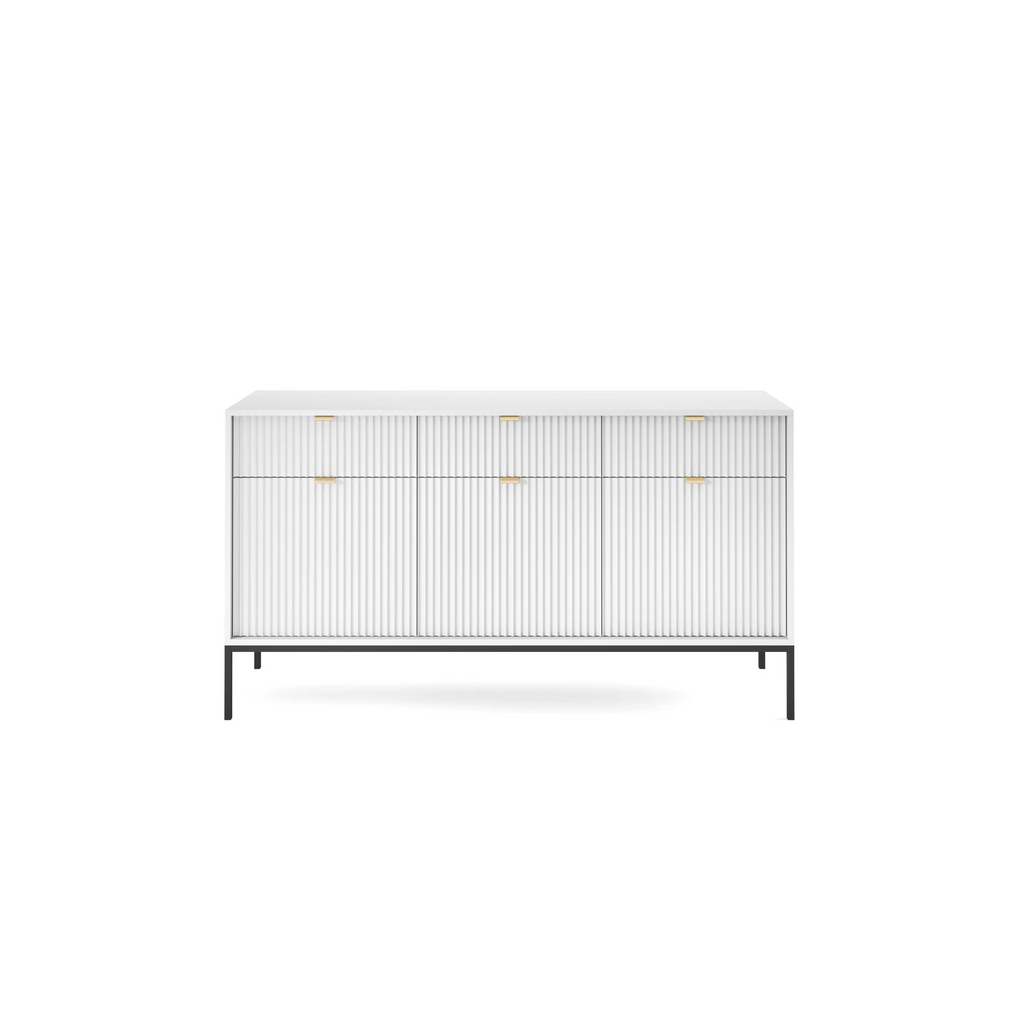 Komoda LUMI 3D – 154 cm, biała, ryflowane fronty, czarne nóżki