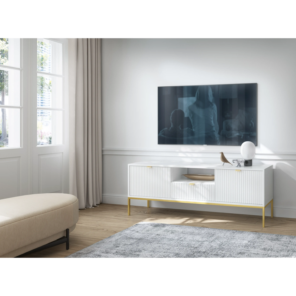 Szafka RTV LUMI 154 cm – biała, ryflowane fronty, złote nóżki