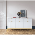 Komoda LUMI 3D – 154 cm, biała, ryflowane fronty, złote nóżki