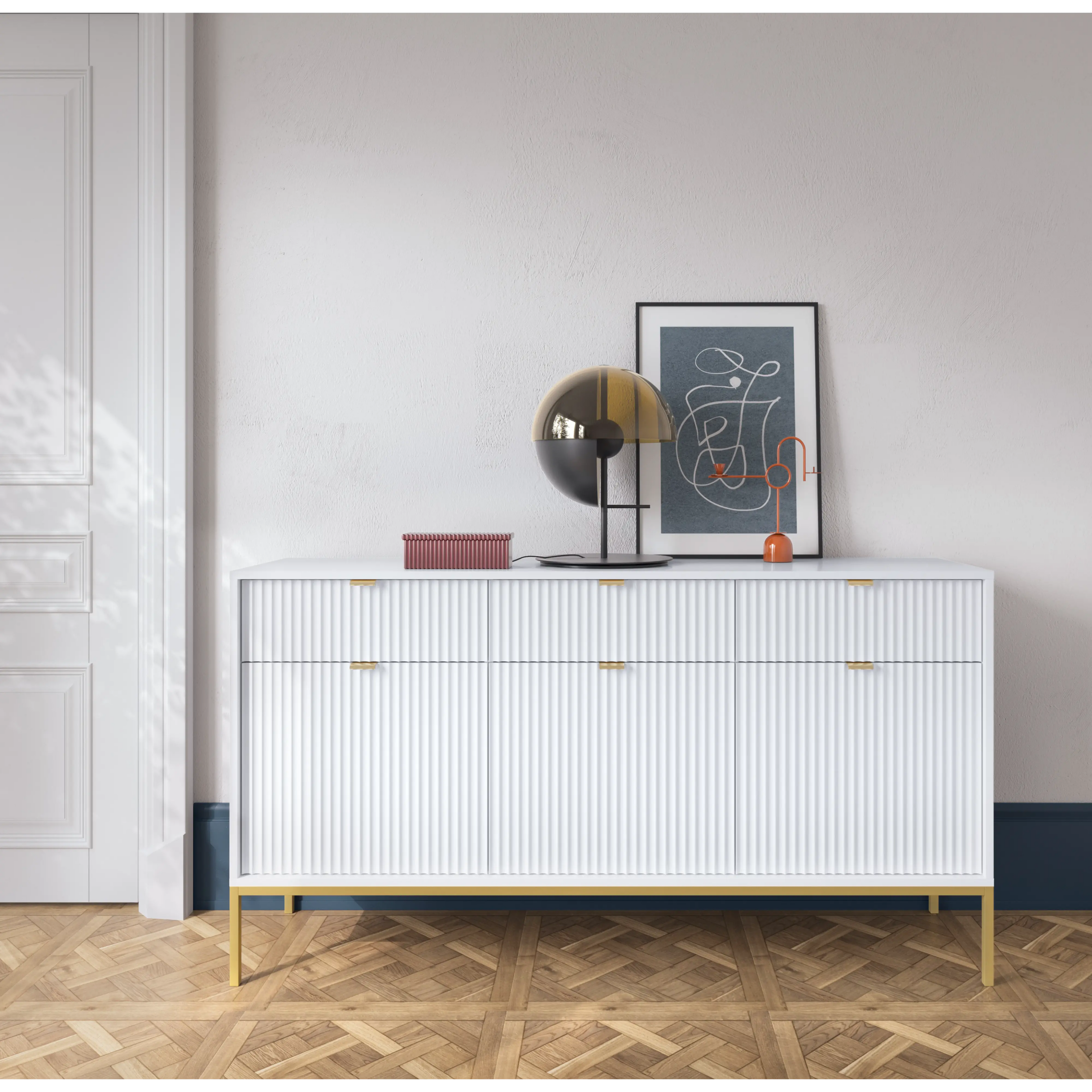 Komoda LUMI 3D – 154 cm, biała, ryflowane fronty, złote nóżki