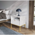 Stolik nocny LUMI 1S – 54 cm, biały, ryflowany front, złote nóżki