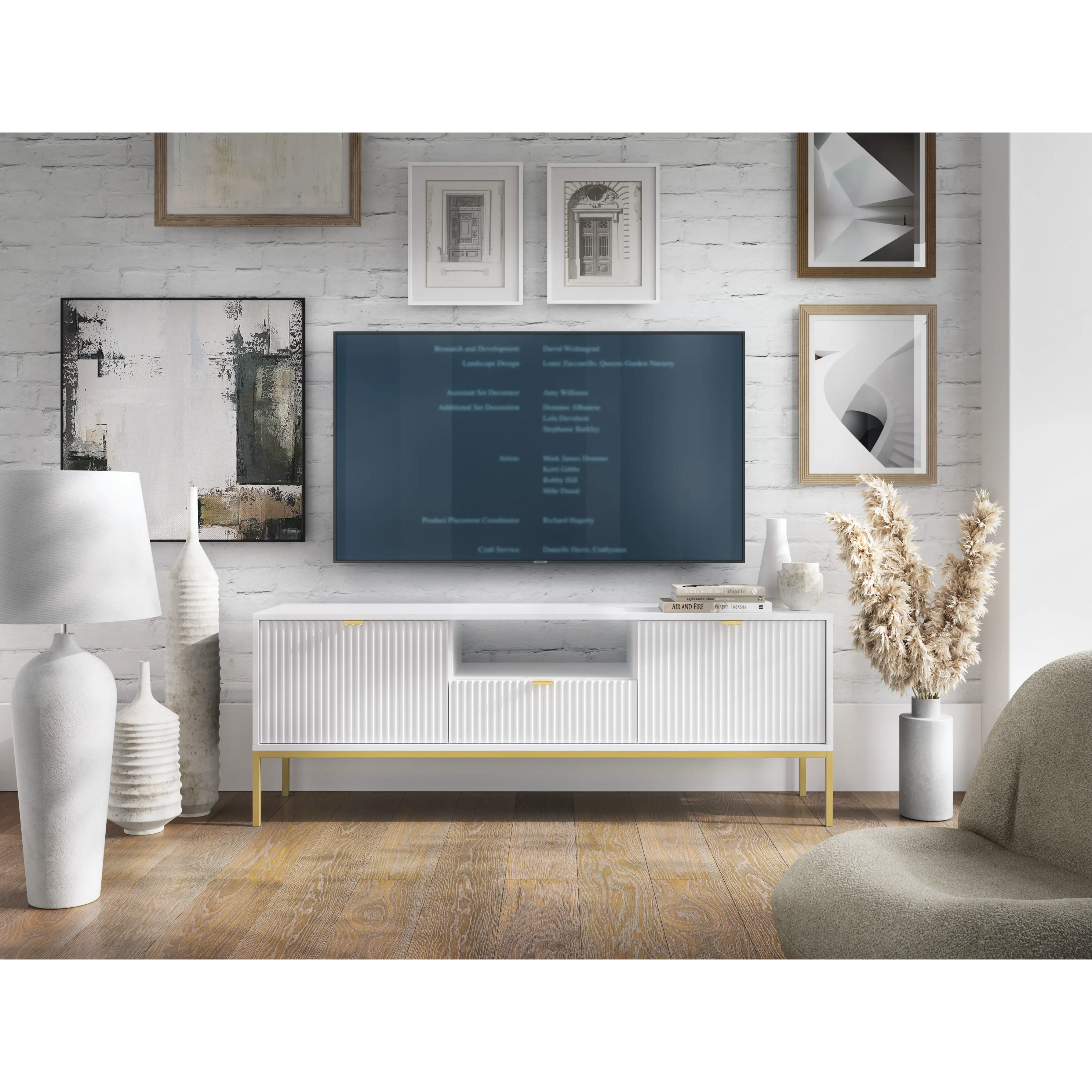 Szafka RTV LUMI 154 cm – biała, ryflowane fronty, złote nóżki