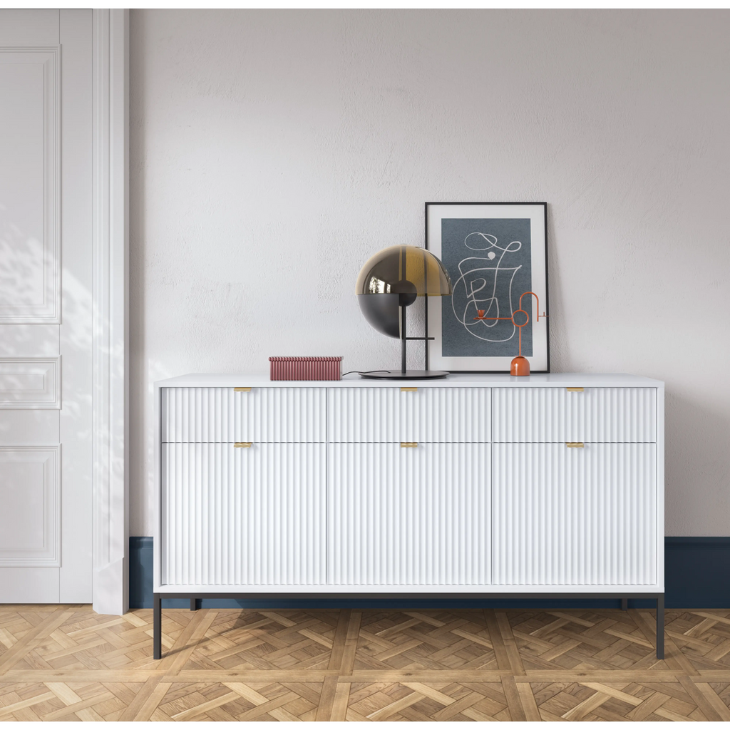 Komoda LUMI 3D – 154 cm, biała, ryflowane fronty, czarne nóżki