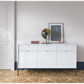 Komoda LUMI 3D – 154 cm, biała, ryflowane fronty, czarne nóżki