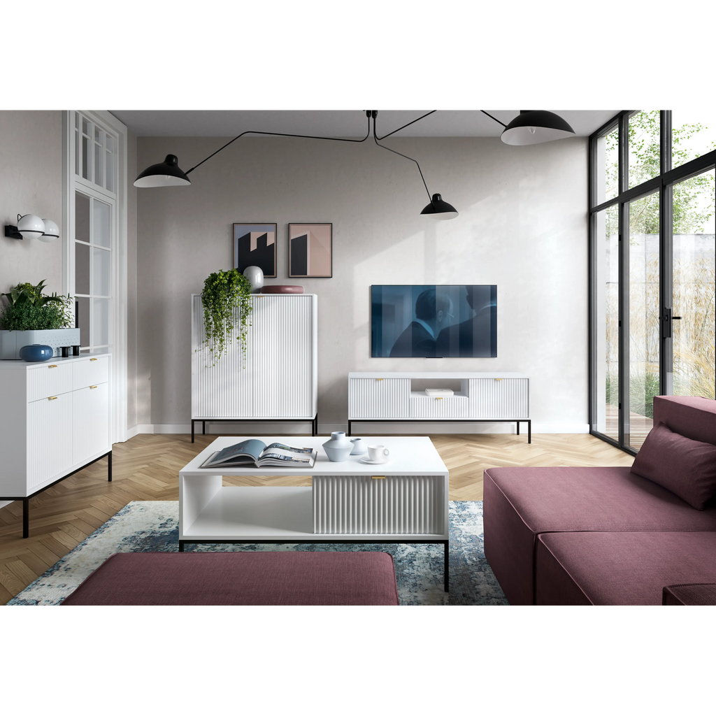 Komoda LUMI 2D2S – 104 cm, biała, ryflowane fronty, czarne nóżki