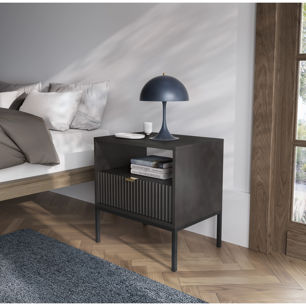Stolik nocny LUMI 1S – 54 cm, czarny, ryflowany front, czarne nóżki