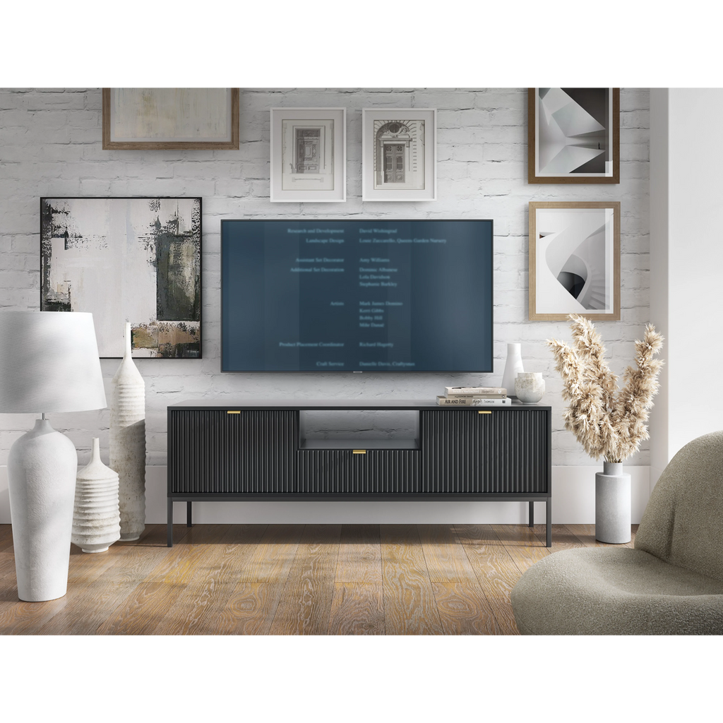 Szafka RTV LUMI 154 cm – czarna, ryflowane fronty, czarne nóżki