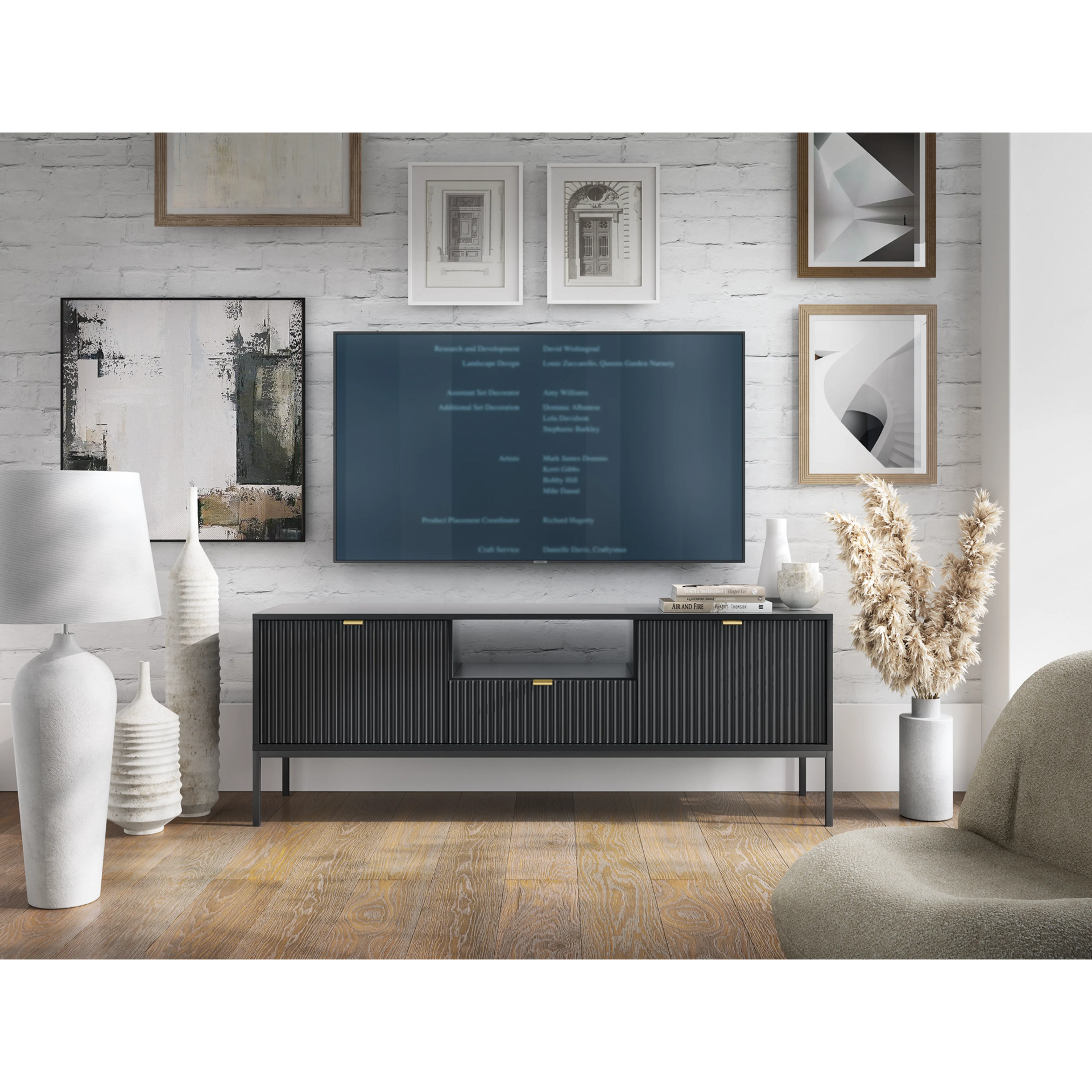 Szafka RTV LUMI 154 cm – czarna, ryflowane fronty, czarne nóżki