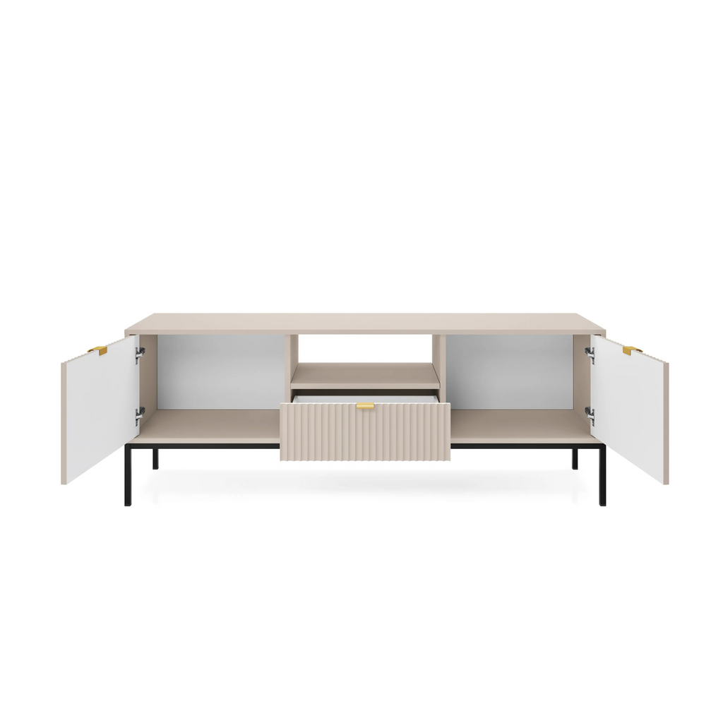 Szafka RTV LUMI 154 cm – kaszmir, ryflowane fronty, czarne nóżki