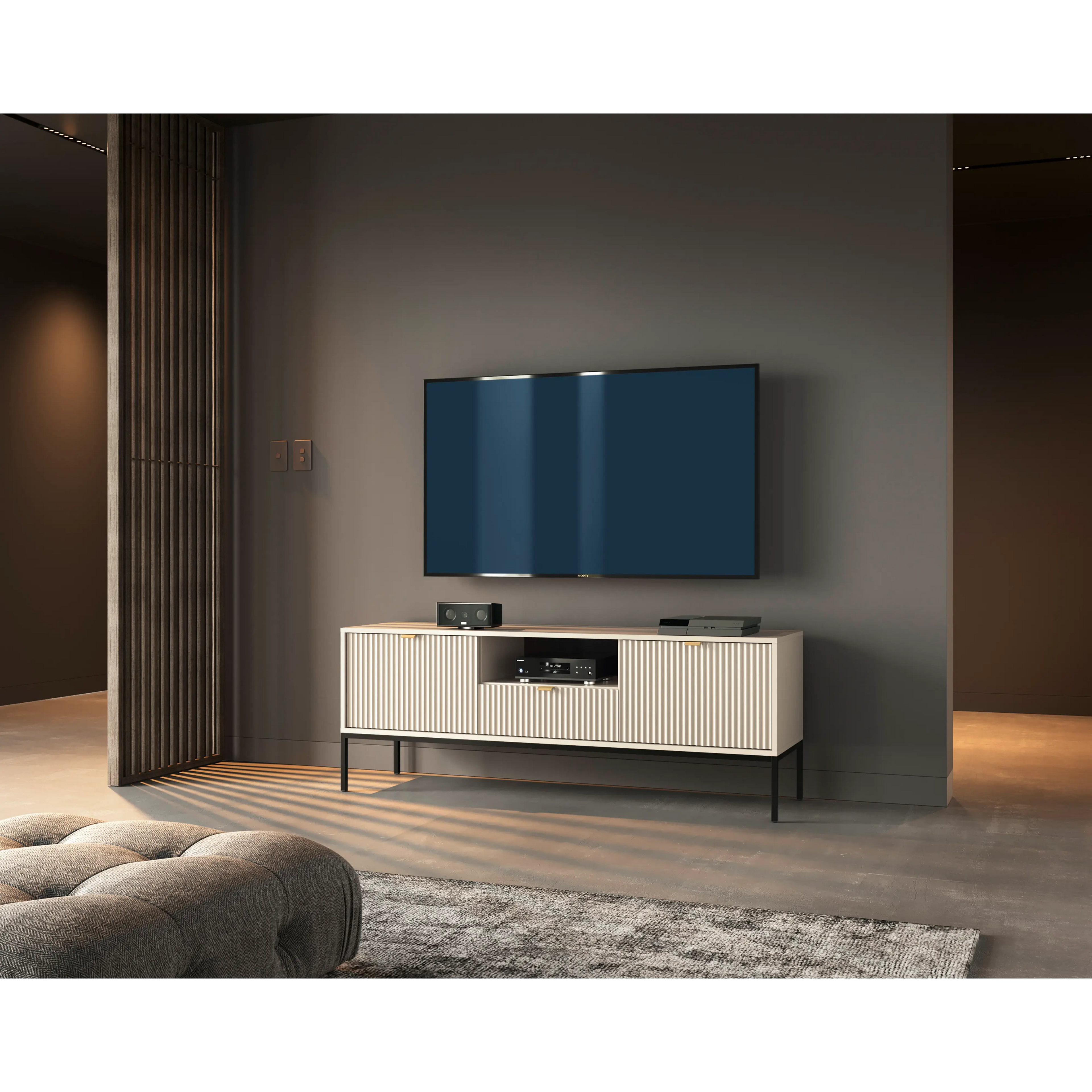 Szafka RTV LUMI 154 cm – kaszmir, ryflowane fronty, czarne nóżki