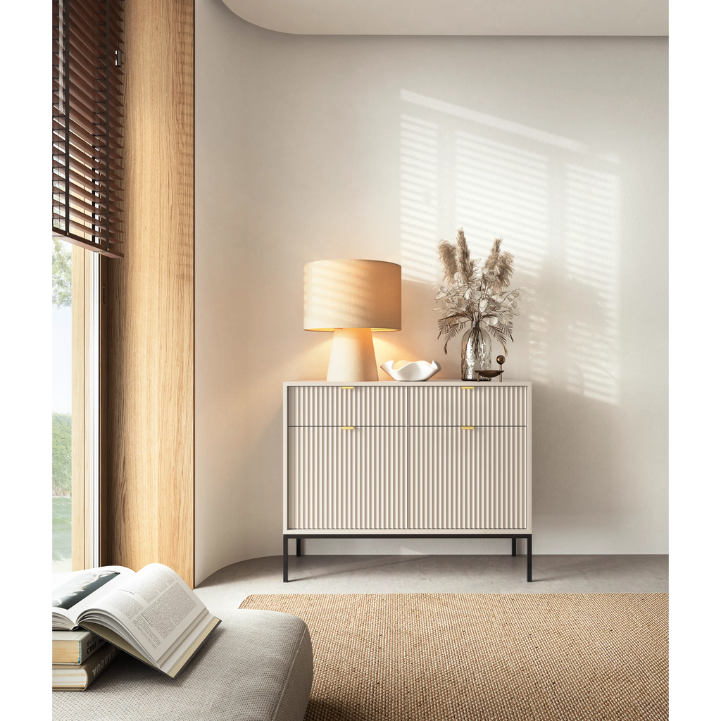 Komoda LUMI 2D2S – 104 cm, kaszmir, ryflowane fronty, czarne nóżki
