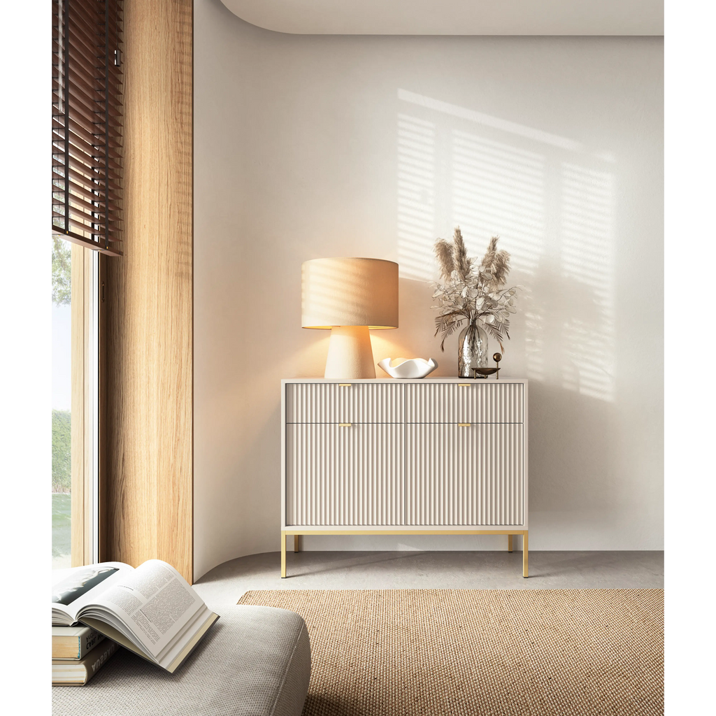 Komoda LUMI 2D2S – 104 cm, kaszmir, ryflowane fronty, złote nóżki