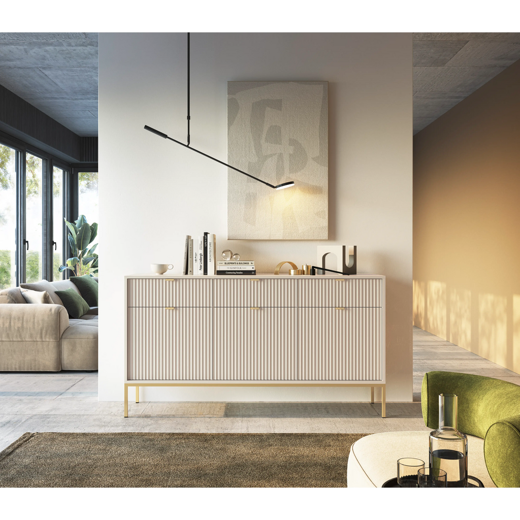 Komoda LUMI 3D – 154 cm, kaszmir, ryflowane fronty, złote nóżki