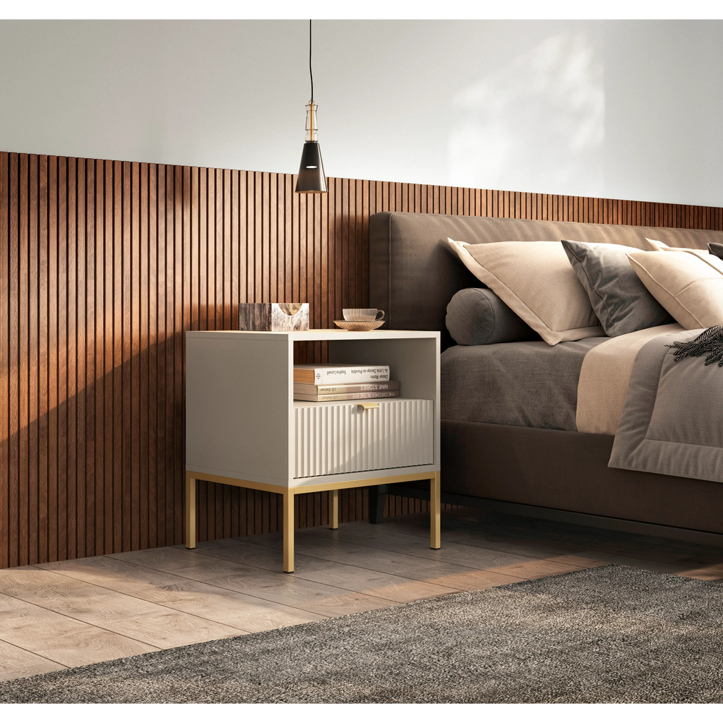Stolik nocny LUMI 1S – 54 cm, kaszmir, ryflowany front, złote nóżki