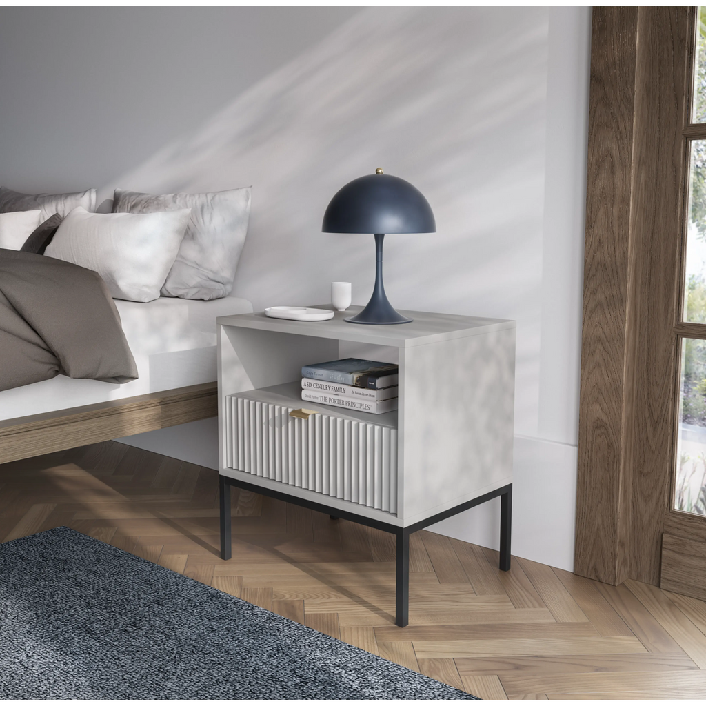 Stolik nocny LUMI 1S – 54 cm, szary, ryflowany front, czarne nóżki