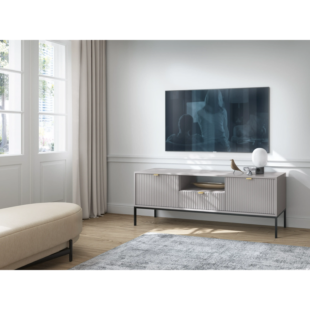 Szafka RTV LUMI 154 cm – szara, ryflowane fronty, czarne nóżki