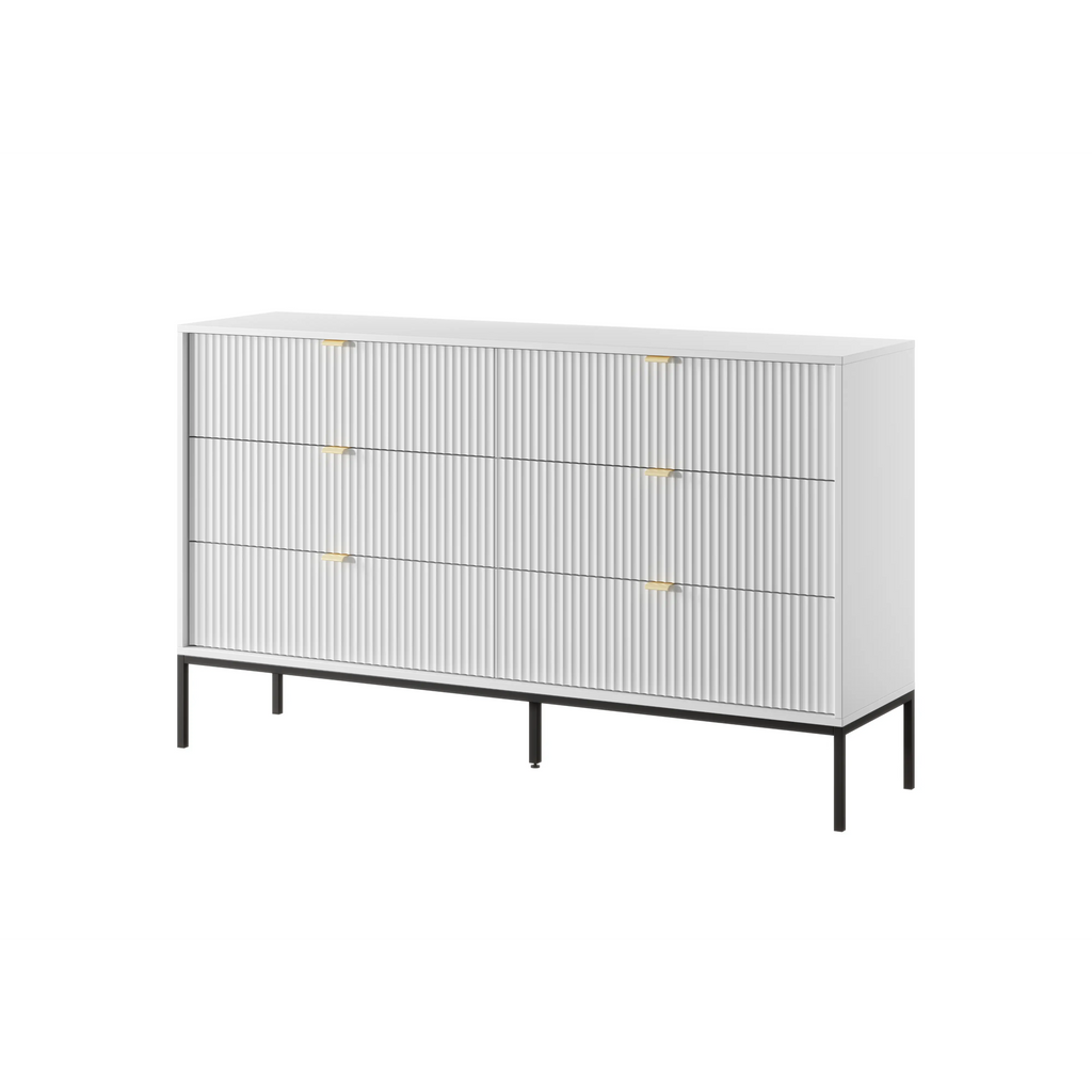 Komoda LUMI 6S – 154 cm, biała, ryflowane fronty, czarne nóżki