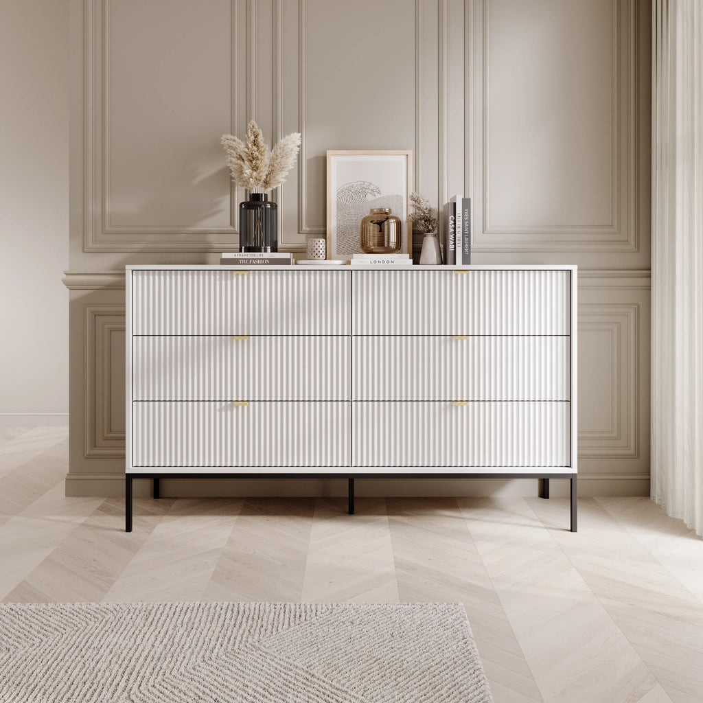 Komoda LUMI 6S – 154 cm, biała, ryflowane fronty, czarne nóżki