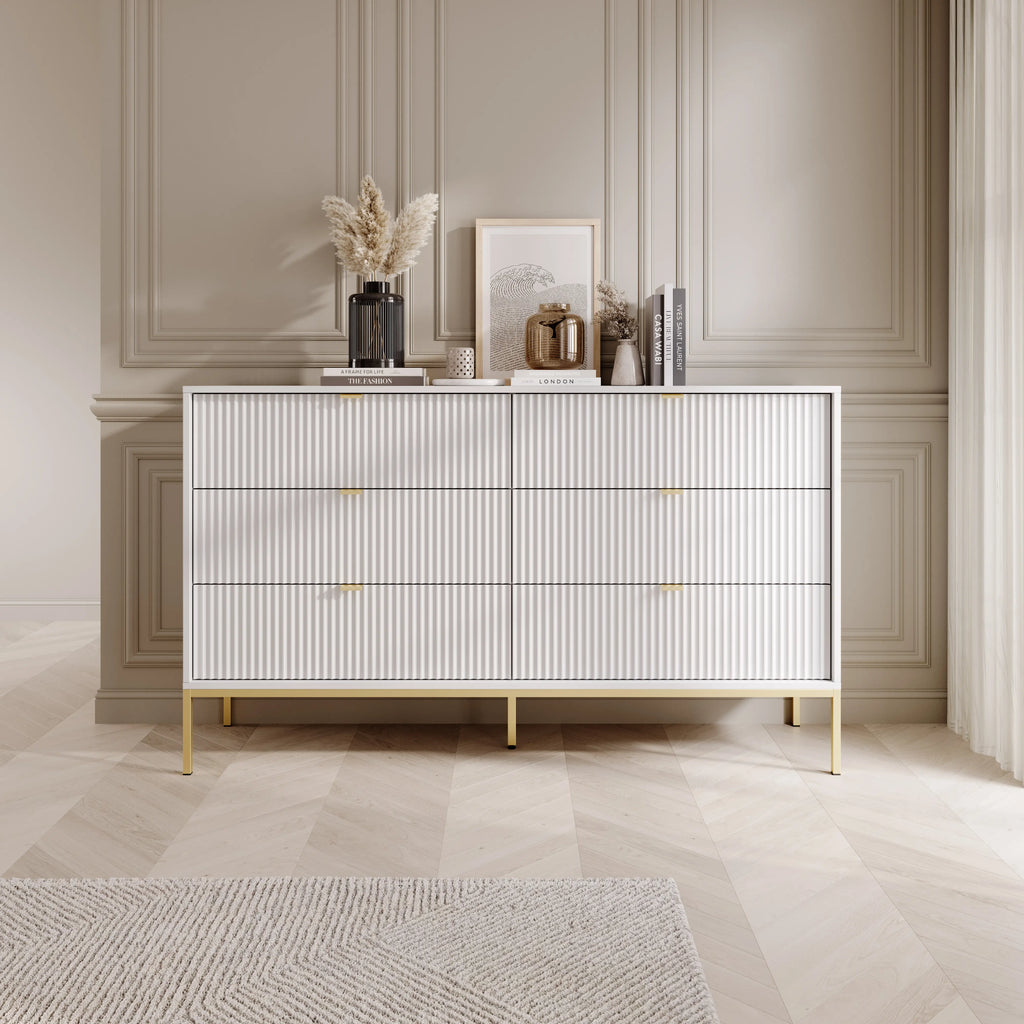 Komoda LUMI 6S – 154 cm, biała, ryflowane fronty, złote nóżki