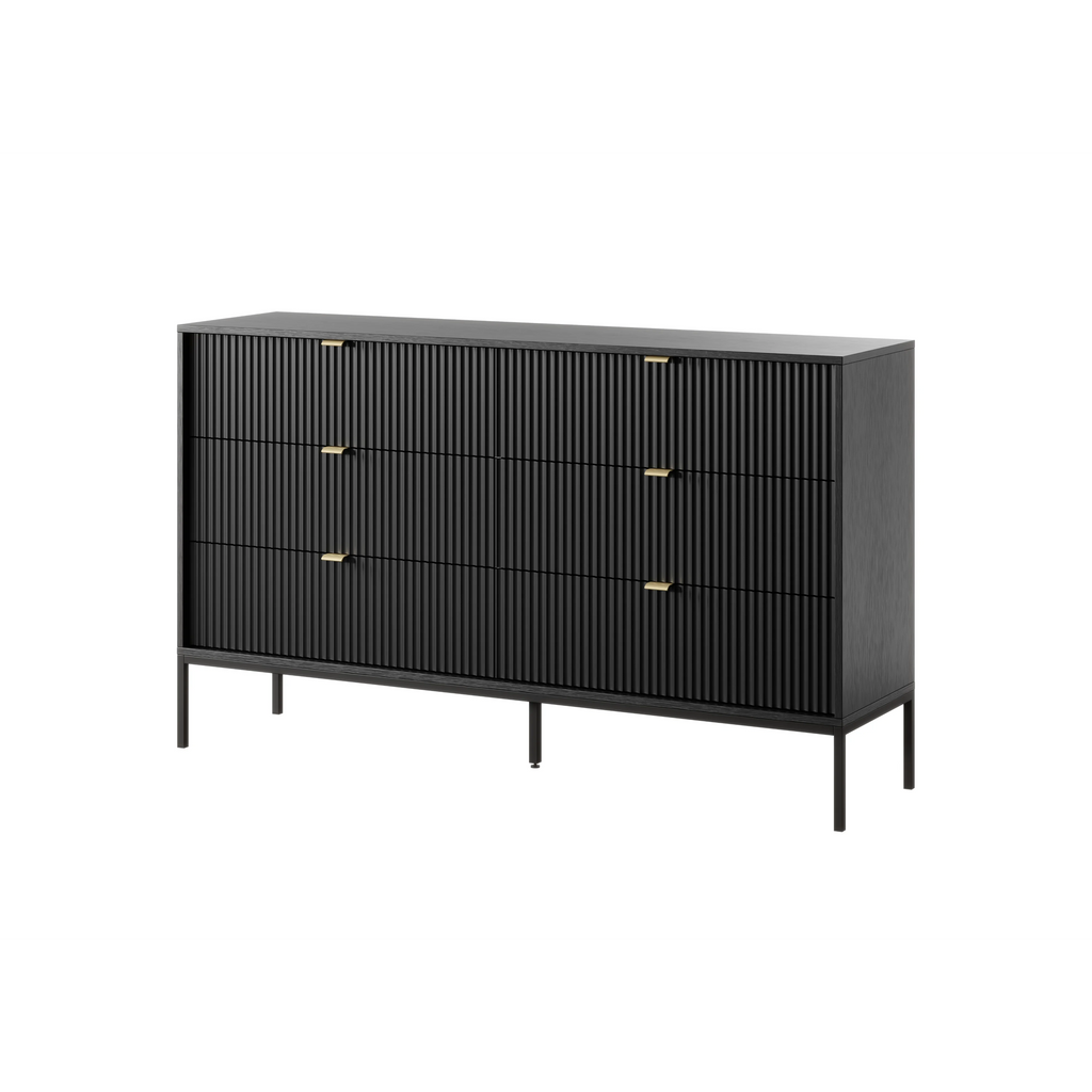 Komoda LUMI 6S – 154 cm, czarna, ryflowane fronty, czarne nóżki