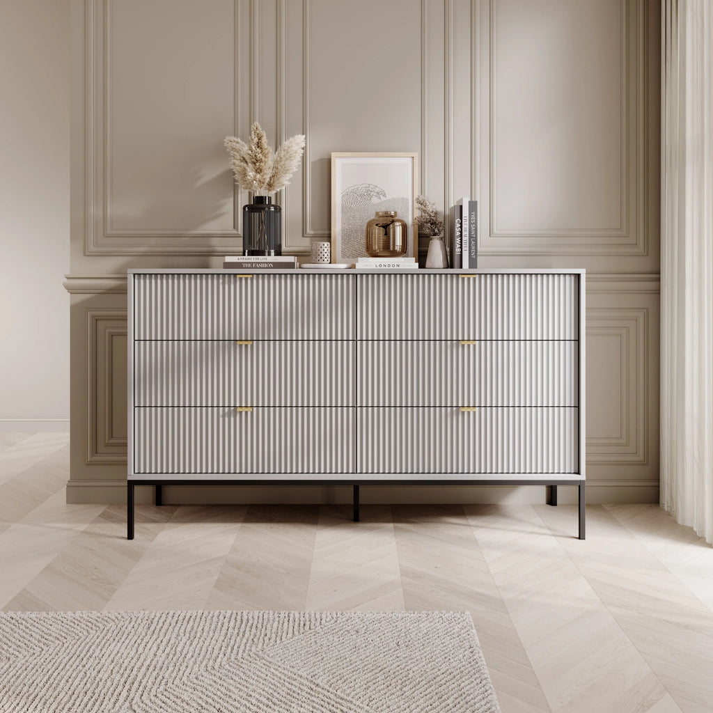 Komoda LUMI 6S – 154 cm, szara, ryflowane fronty, czarne nóżki