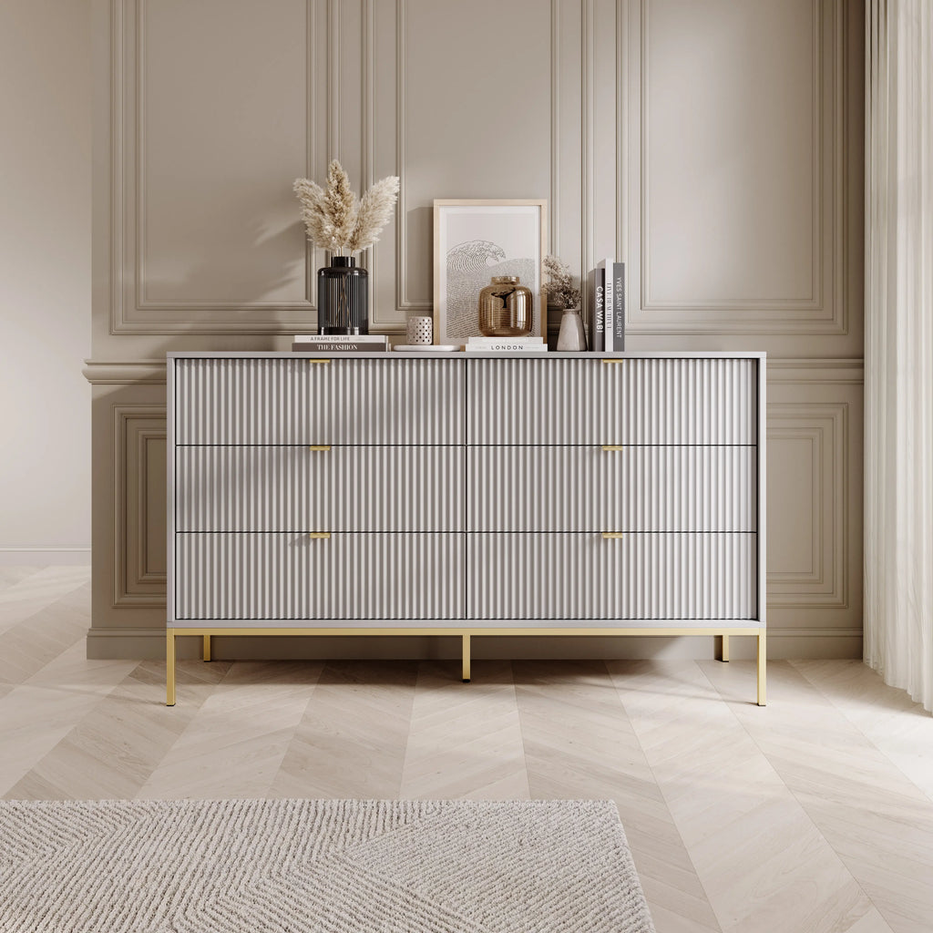Komoda LUMI 6S – 154 cm, szary, ryflowane fronty, złote nóżki