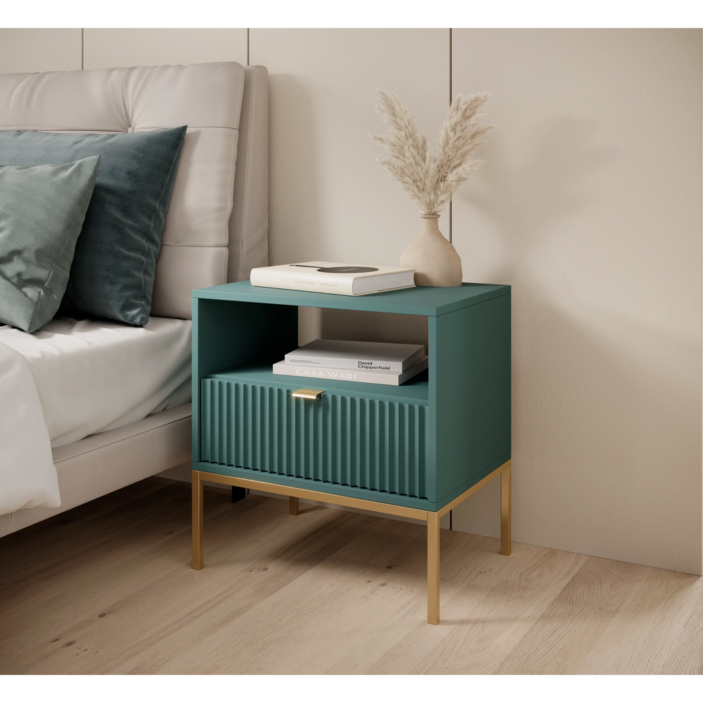 Stolik nocny LUMI 1S – 54 cm, labrador, ryflowany front, złote nóżki