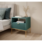 Stolik nocny LUMI 1S – 54 cm, labrador, ryflowany front, złote nóżki