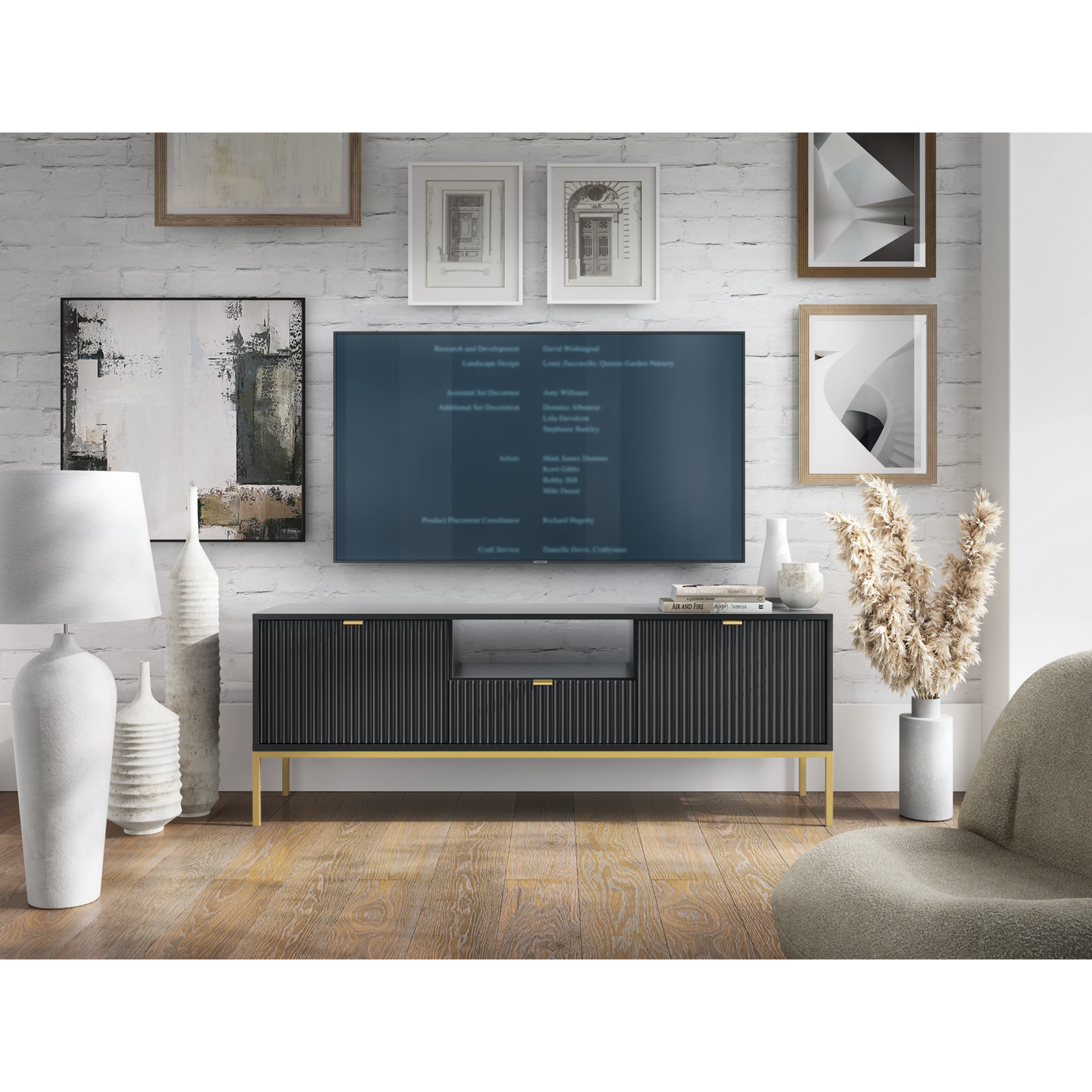 Szafka RTV LUMI 154 cm – czarna, ryflowane fronty, złote nóżki