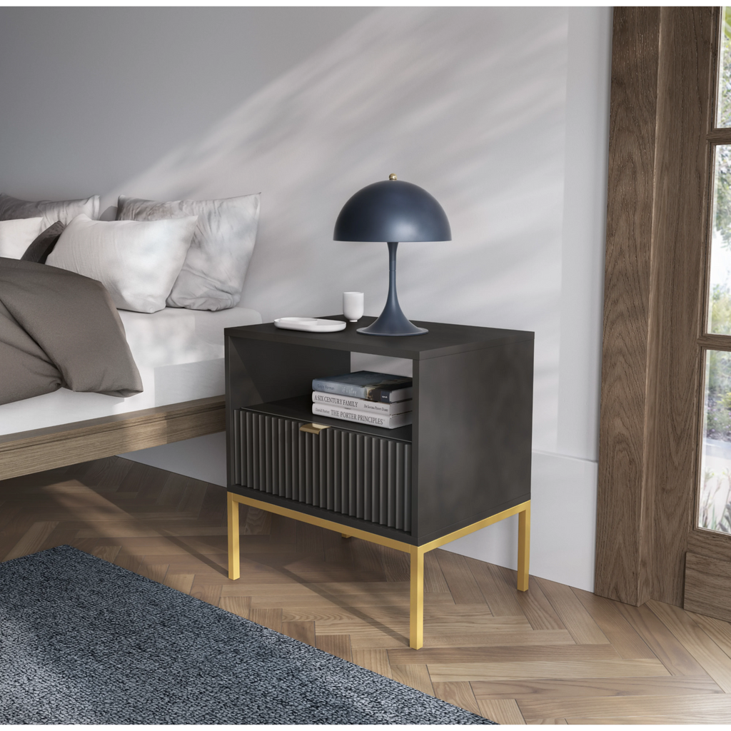 Stolik nocny LUMI 1S – 54 cm, czarny, ryflowany front, złote nóżki