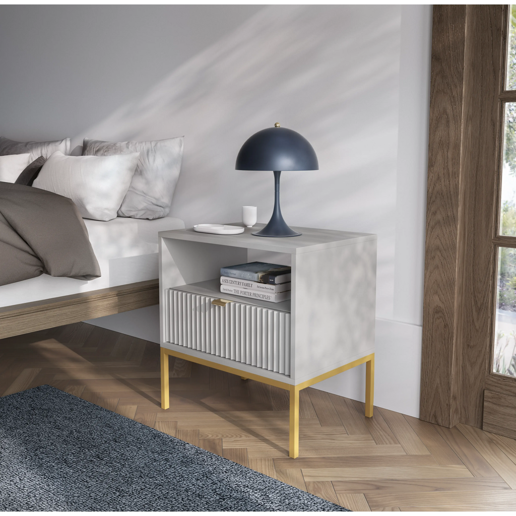 Stolik nocny LUMI 1S – 54 cm, szary, ryflowany front, złote nóżki