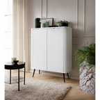 Komoda VELORA 2D 103 cm – biała, ryflowane fronty, czarne nóżki