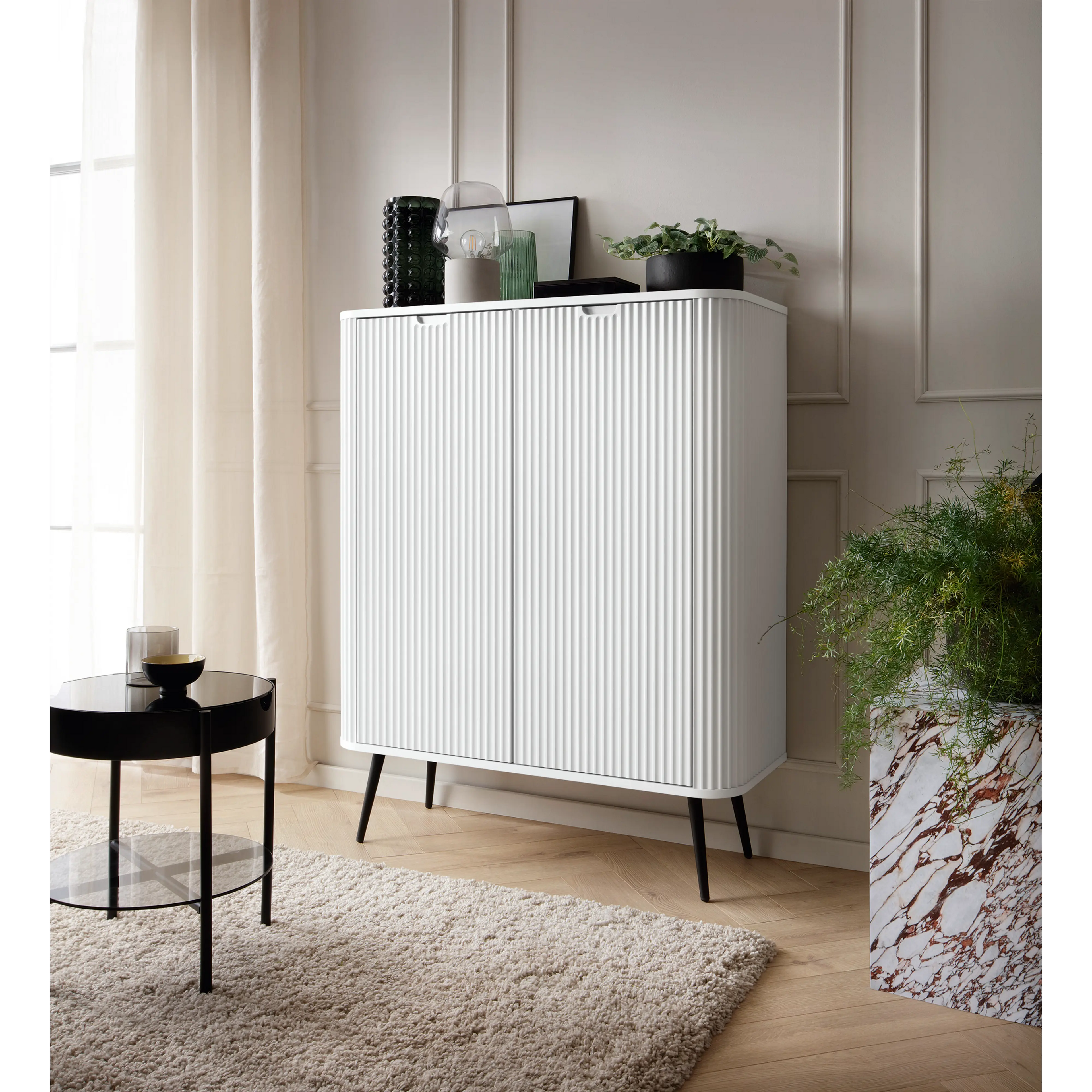 Komoda VELORA 2D 103 cm – biała, ryflowane fronty, czarne nóżki