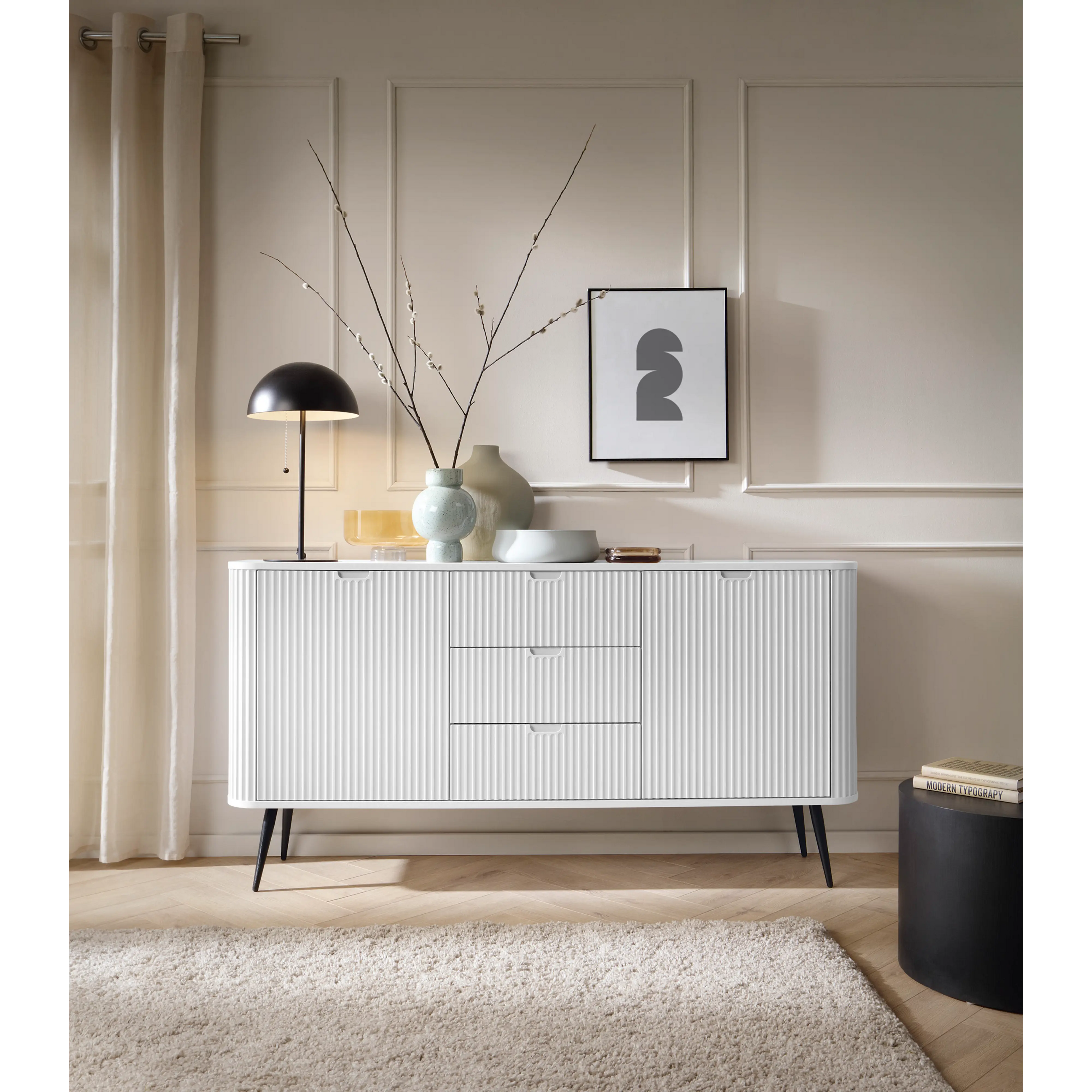 Komoda VELORA 2D3S 168 cm – biała, ryflowane fronty, czarne nóżki