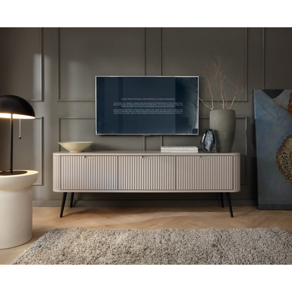 Szafka RTV VELORA 3D 168 cm – kaszmir, ryflowane fronty, czarne nóżki
