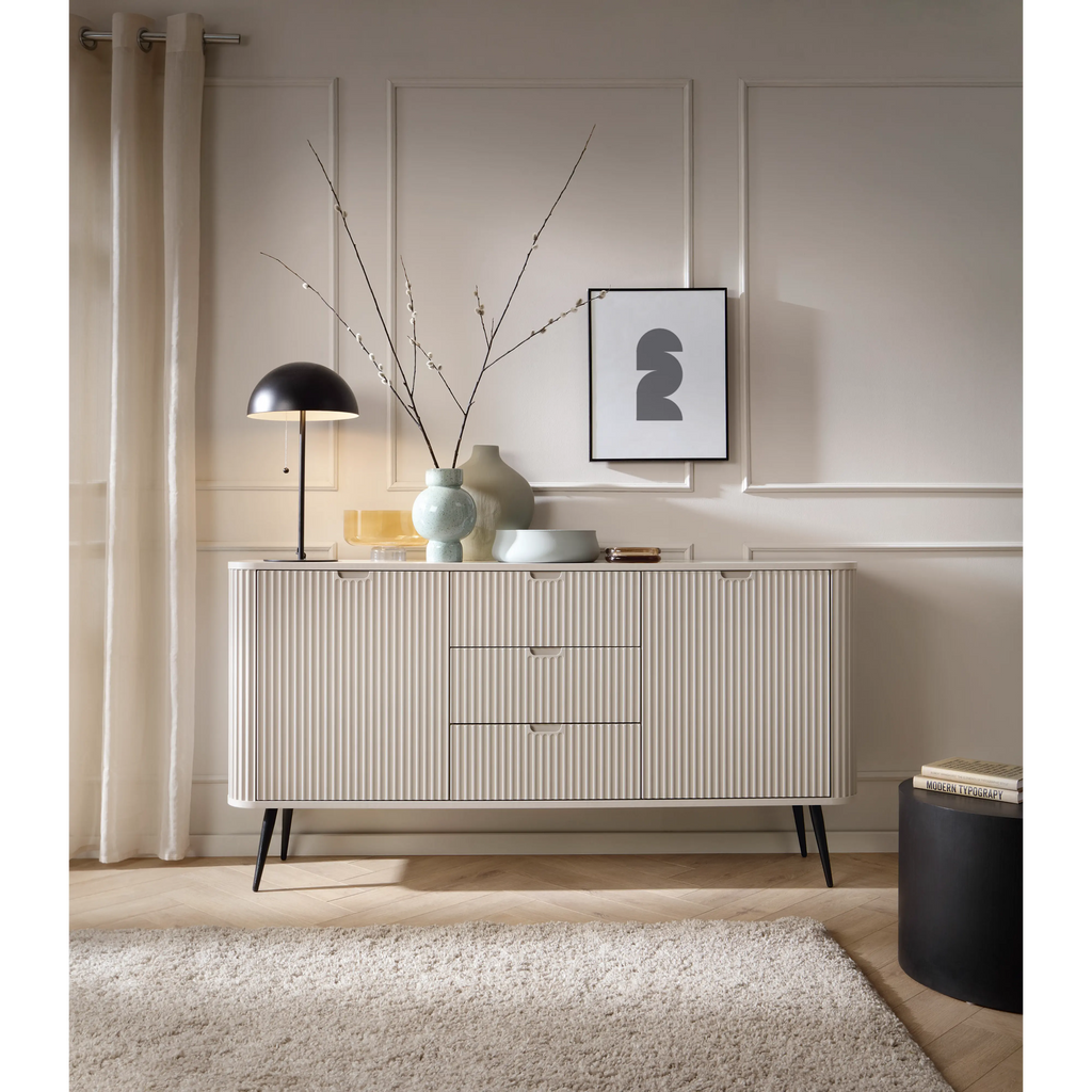 Komoda VELORA 2D3S 168 cm – kaszmir, ryflowane fronty, czarne nóżki