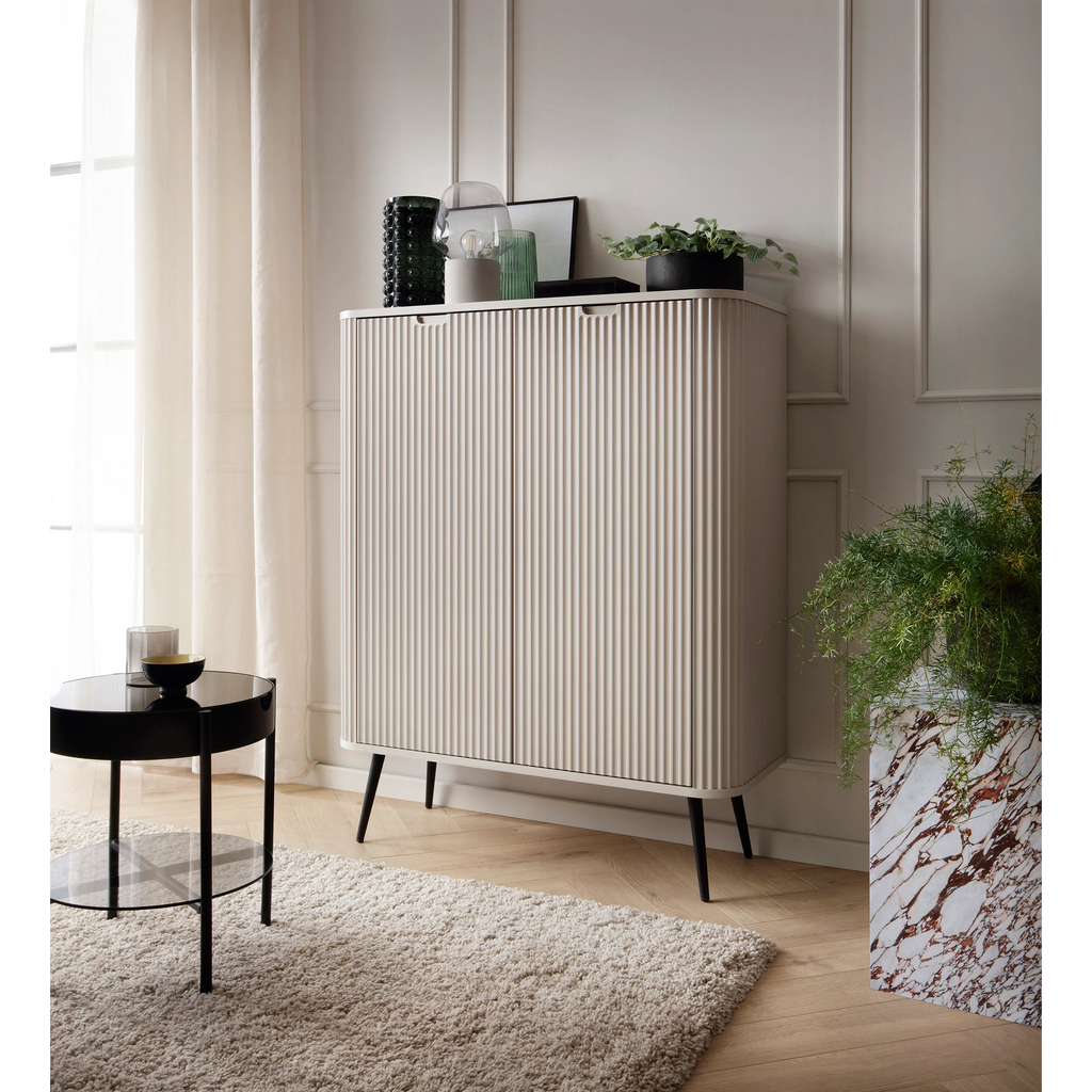 Komoda VELORA 2D 103 cm – kaszmir, ryflowane fronty, czarne nóżki
