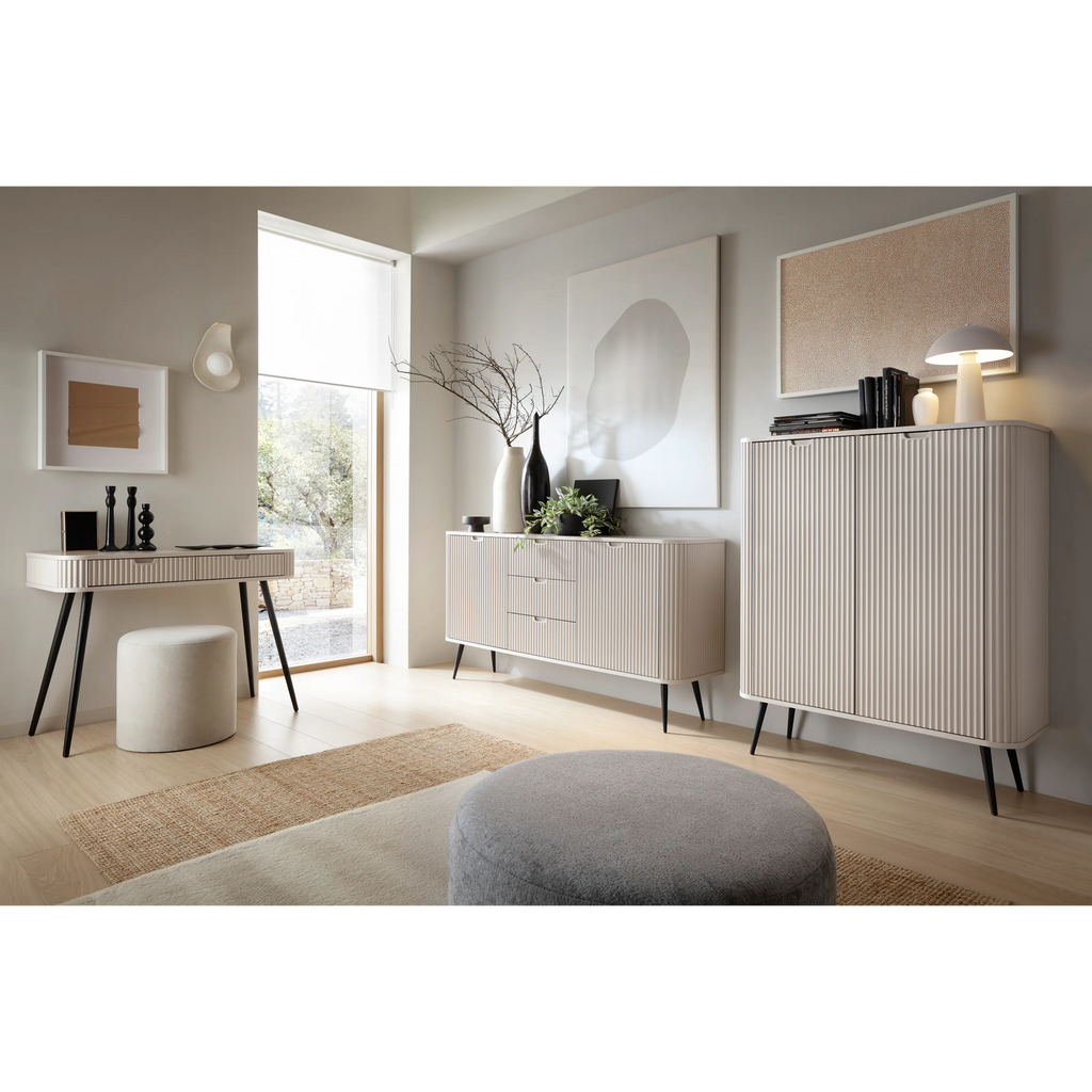 Komoda VELORA 2D3S 168 cm – kaszmir, ryflowane fronty, czarne nóżki