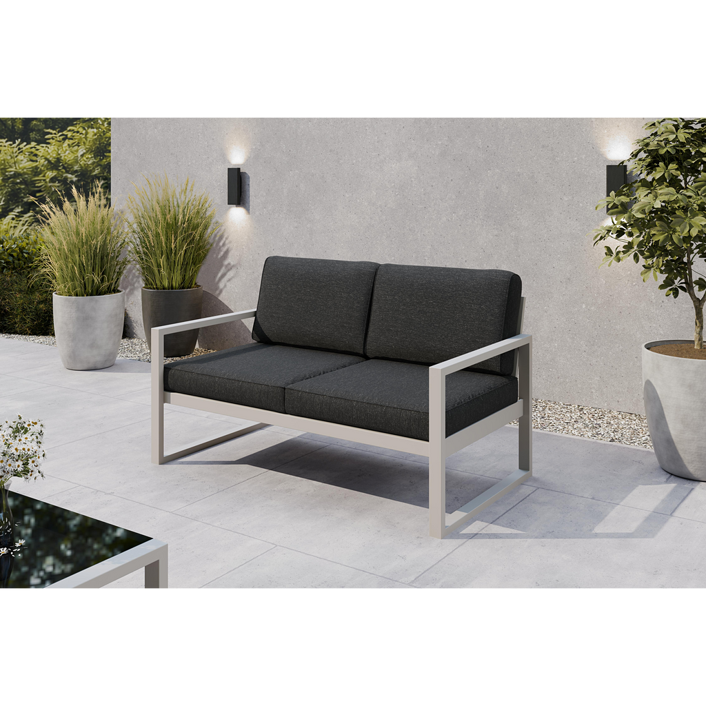 Sofa ogrodowa 2-osobowa kaszmirowy stelaż + czarne poduszki