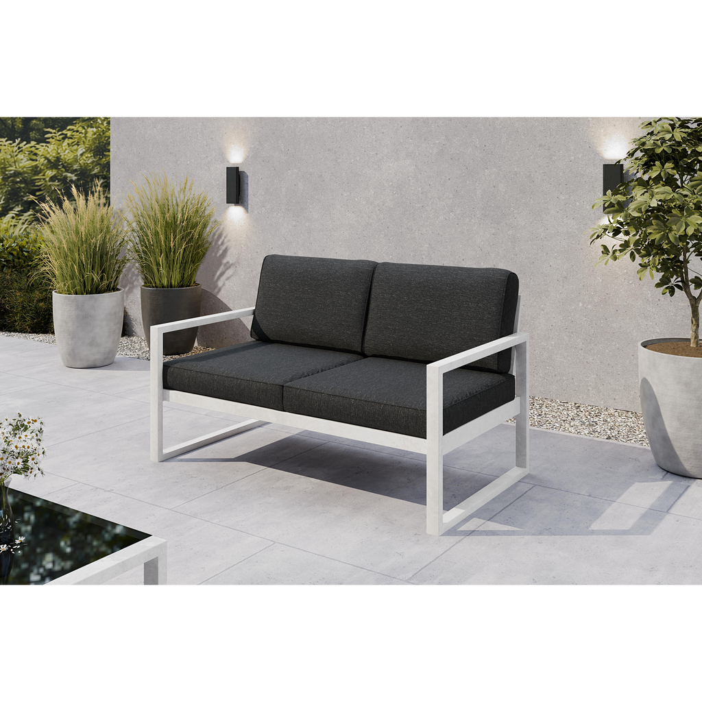 Sofa ogrodowa 2-osobowa biały stelaż + czarne poduszki